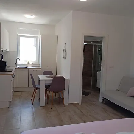 Apartament 3 *